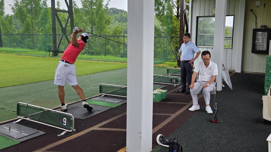 ゴルフのスイングスピードを計測する様子の写真