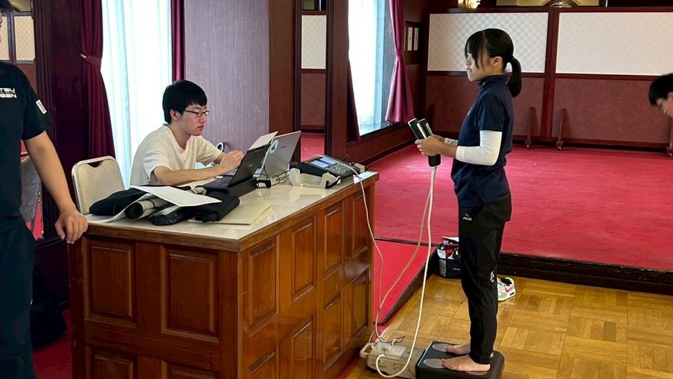 体組成を測る様子の写真