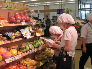 食品表示の調査の写真