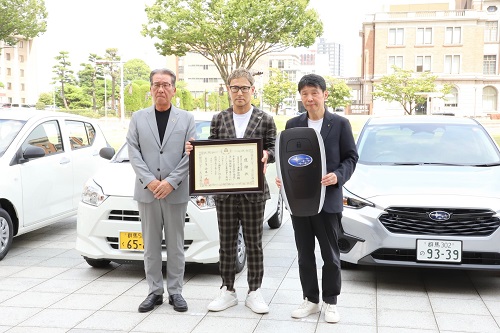 写真：記念撮影する出席者