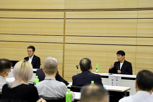 あいさつをする山本知事