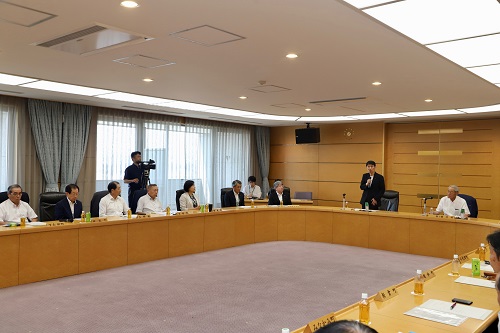 あいさつをする山本知事