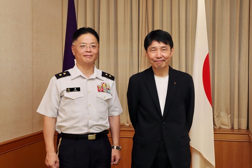 山本知事と柳旅団長の記念写真