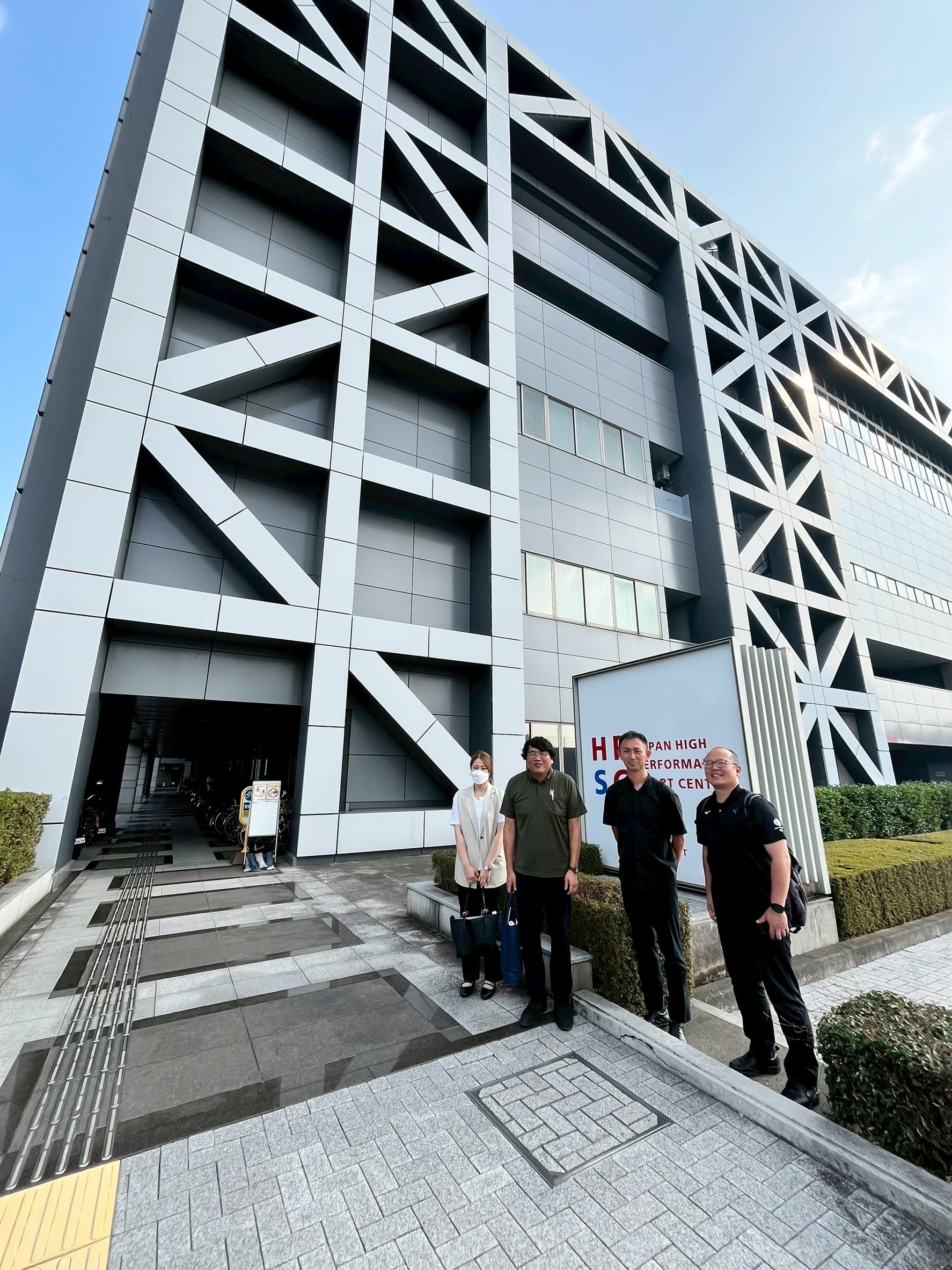 ハイパフォーマンススポーツセンターでの記念撮影の写真