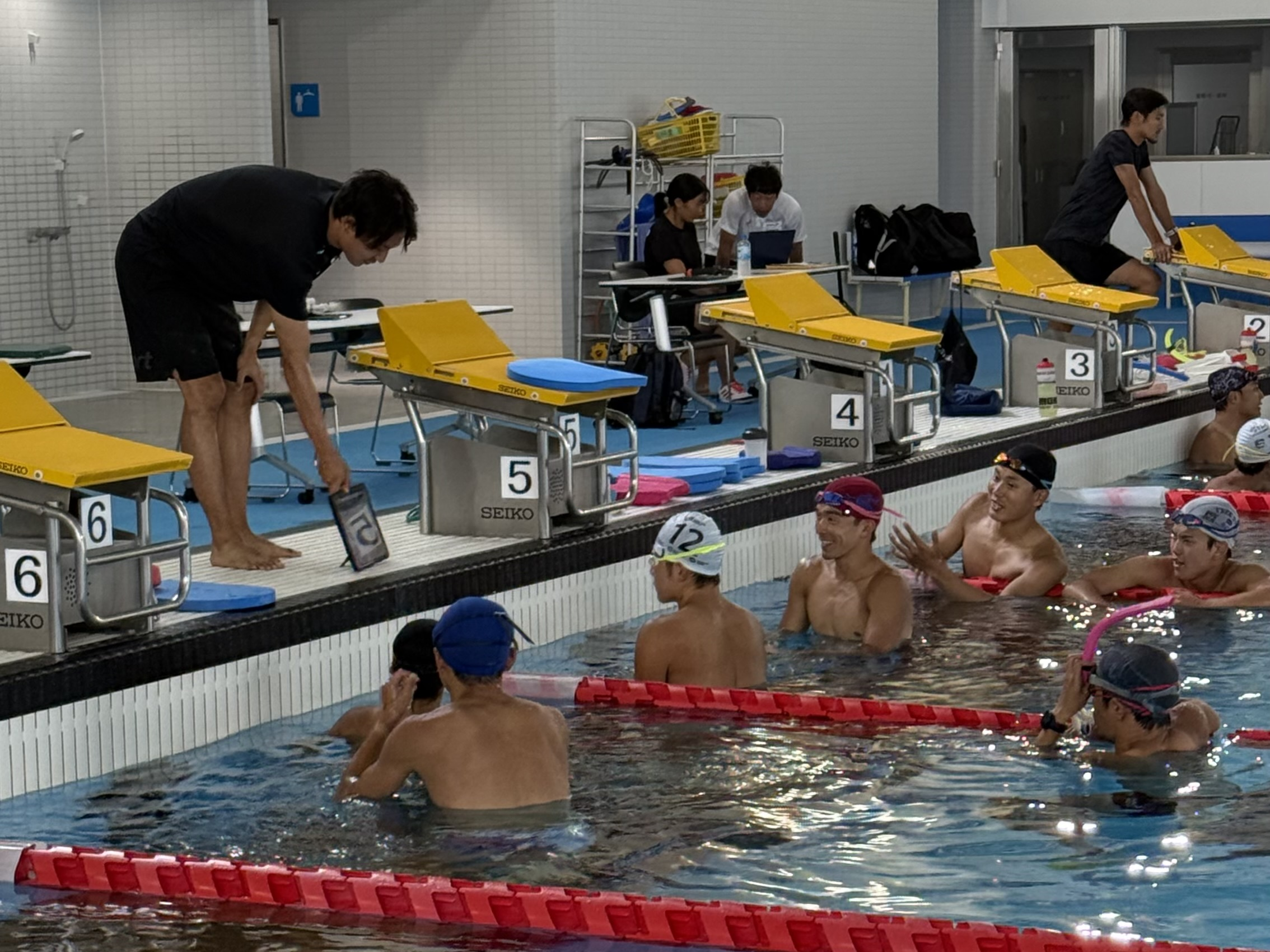 水泳の練習を行う選手の写真