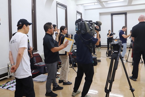 写真：視察する山本知事