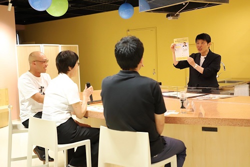 写真：意見交換する山本知事とゲスト