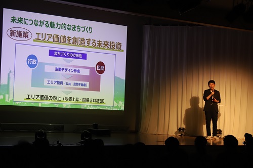 プレゼンをする山本知事