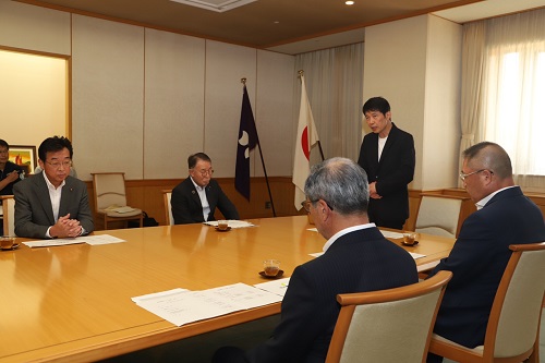 挨拶をする山本知事