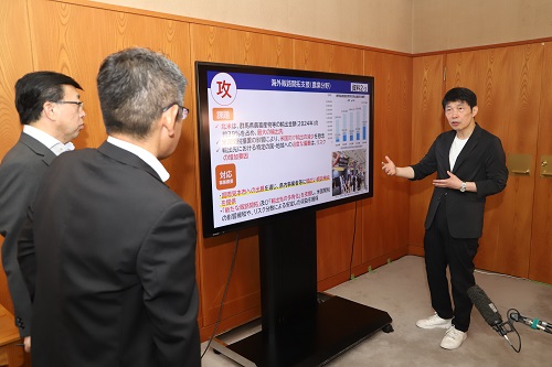 ヒアリングに臨む山本知事