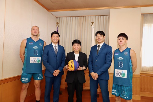 山本知事とチームの記念撮影