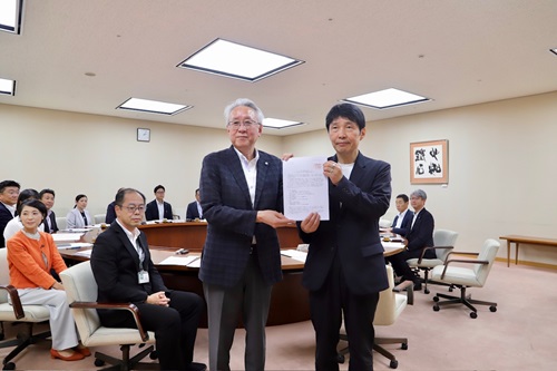 要望書を受け取る山本知事
