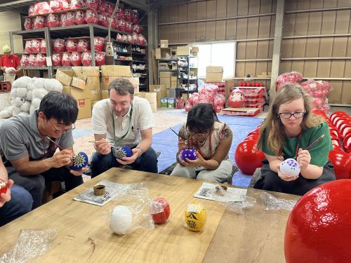 だるま絵付けの写真