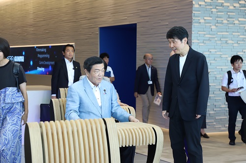 視察を行う山本知事