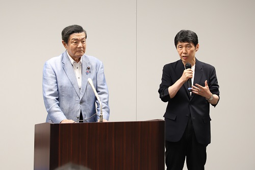 囲み取材を受ける山本知事