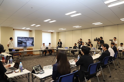 プレゼンを聞く山本知事