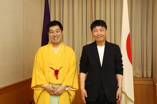 写真：記念撮影する出席者