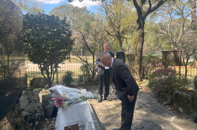 慰霊碑献花の写真1