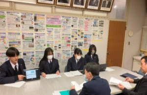 管理職への企画プレゼンの様子写真