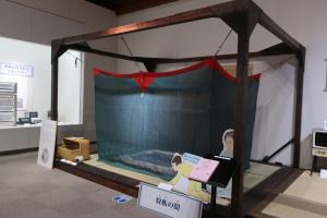 昭和のくらし展示風景で蚊帳の間の再現した部屋の写真