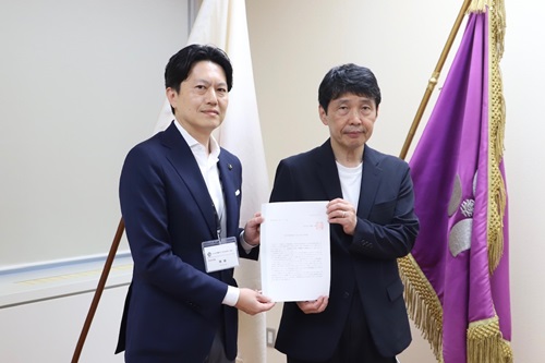 写真：要望書を受け取った山本知事