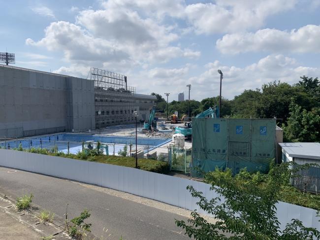 コンクリの建物と建設用足場の画像