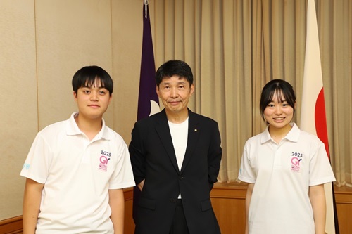 写真：記念撮影する出席者