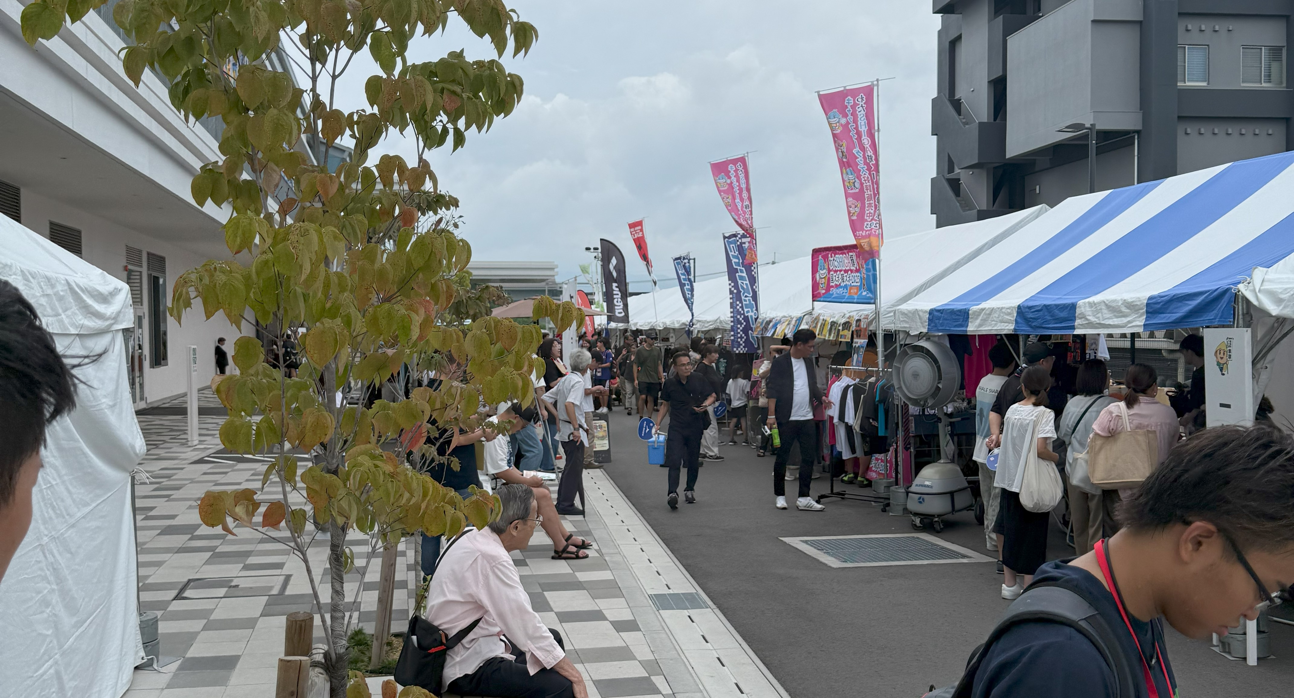 キッチンカー等出店の様子の写真