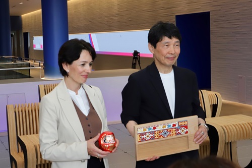 山本知事と大臣の記念写真