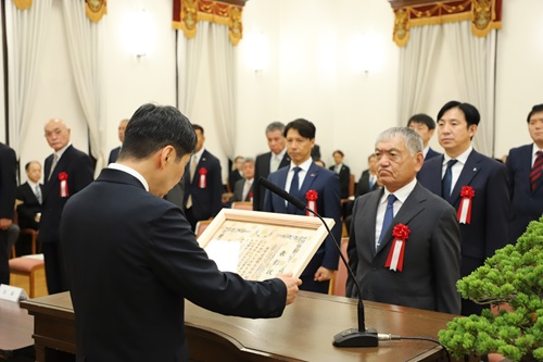 写真：表彰状を授与する山本知事