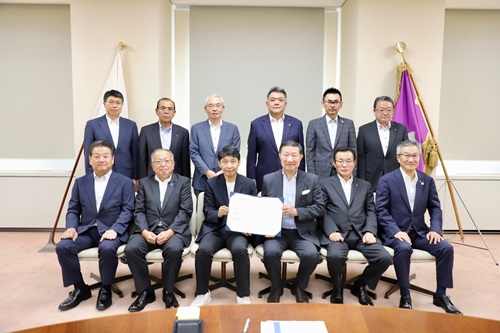 写真：記念撮影する出席者