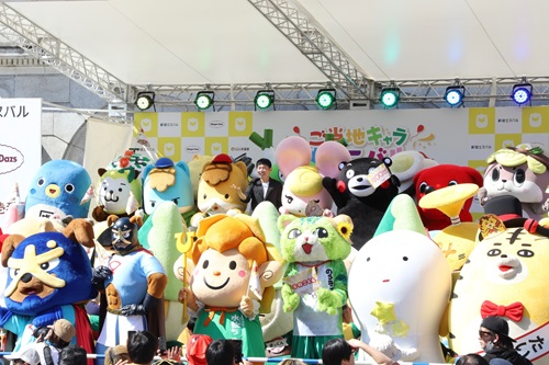 写真：記念撮影する山本知事とキャラクターたち