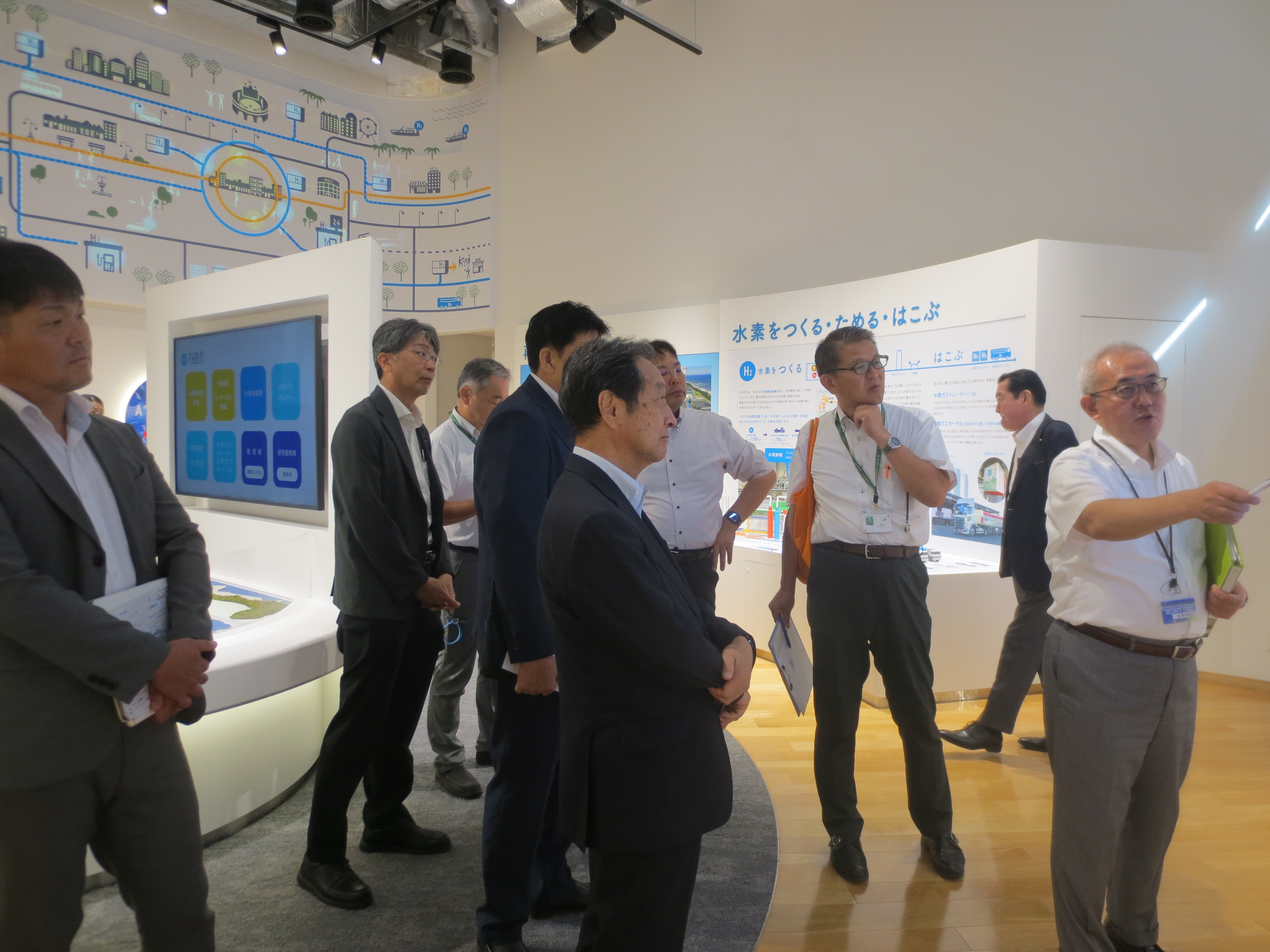 福島水素エネルギー研究フィールドで説明を受ける画像