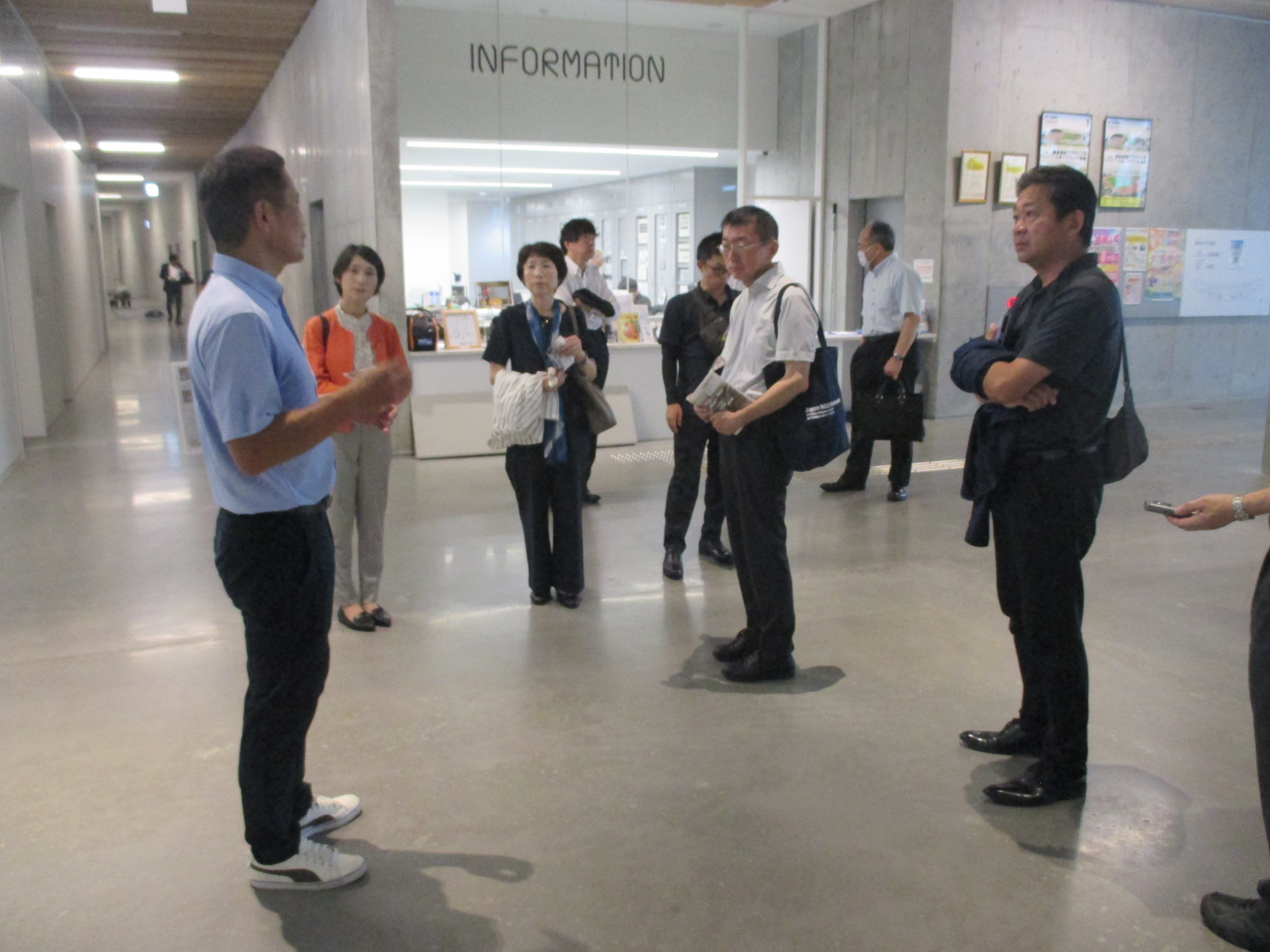 宮崎県山之口陸上競技場で説明を受ける画像