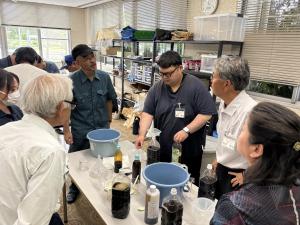 活性液づくりの実習の様子写真