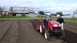 耕起作業体験の様子写真