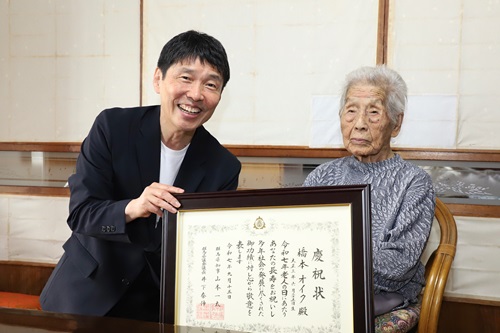 記念写真撮影に臨む山本知事