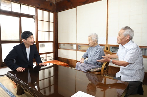 対談をする山本知事