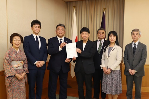 写真：記念撮影する出席者