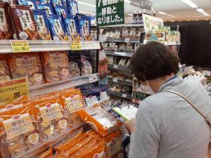 食品表示の実地調査写真