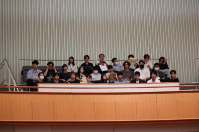 一般質問を傍聴する様子写真