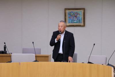 あいさつする井下泰伸議長の写真