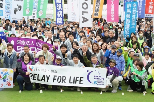 写真：記念撮影する参加者