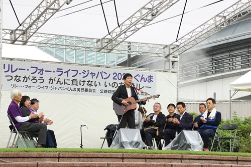 写真：歌を歌う山本知事