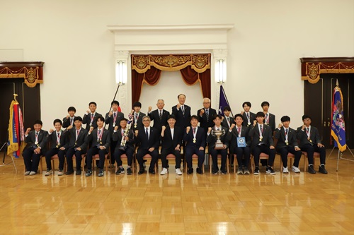 写真：記念撮影する出席者