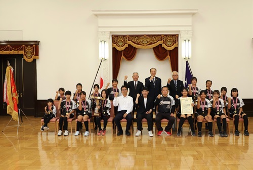 写真：記念撮影する出席者