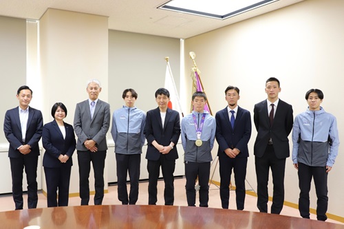 写真：記念撮影する出席者