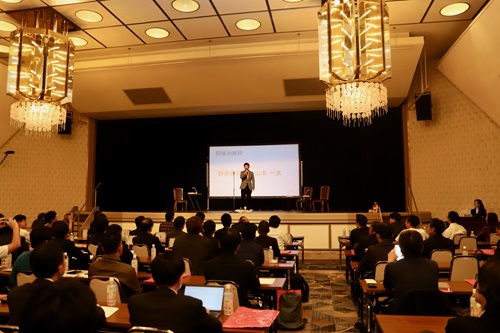 あいさつをする山本知事