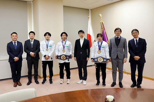 山本知事と出席者の記念写真