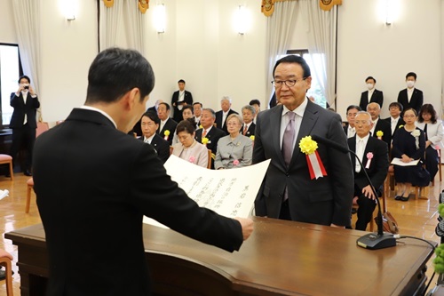 写真：表彰状を授与する山本知事